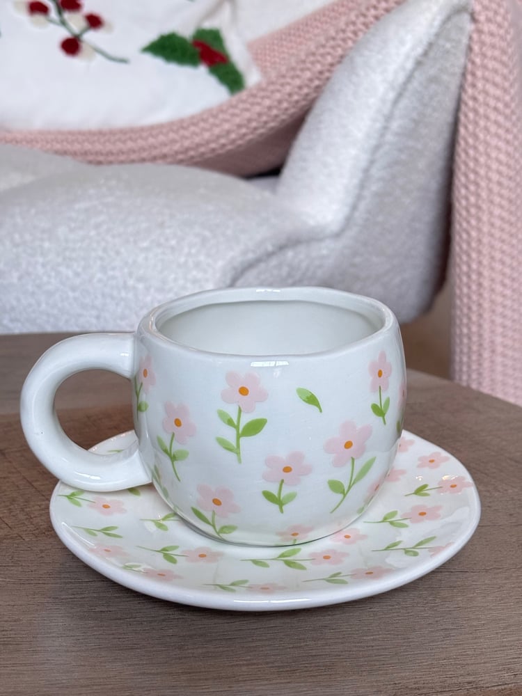 كوب بصحن سيراميك أبيض برسمة وردة