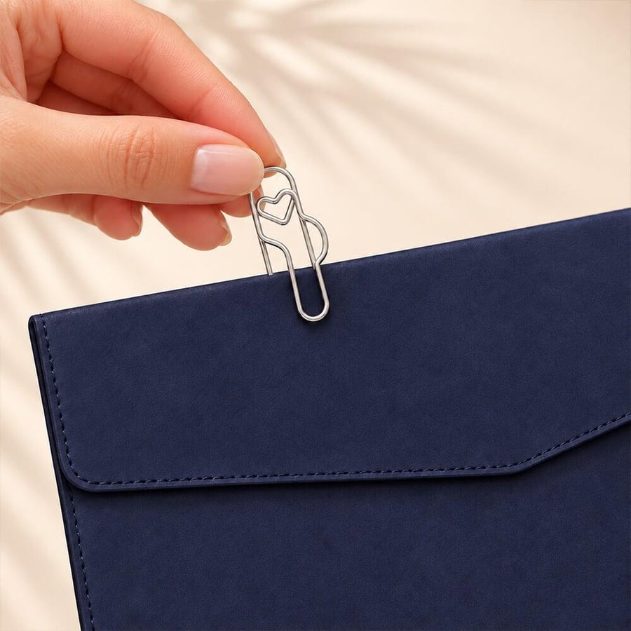طقم مكتبي جلدي كحلي مع دفتر وقلم ومشبك فضي