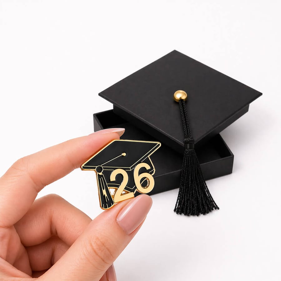 بروش تخرج 2026 تصميم قبعة ذهبية وأسود للتوزيعات والهدايا