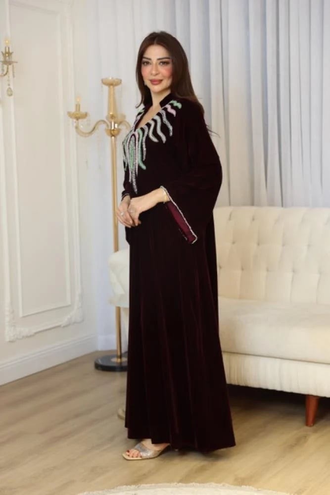 جلابيه مخمل بتطريز يدوي بالصدر