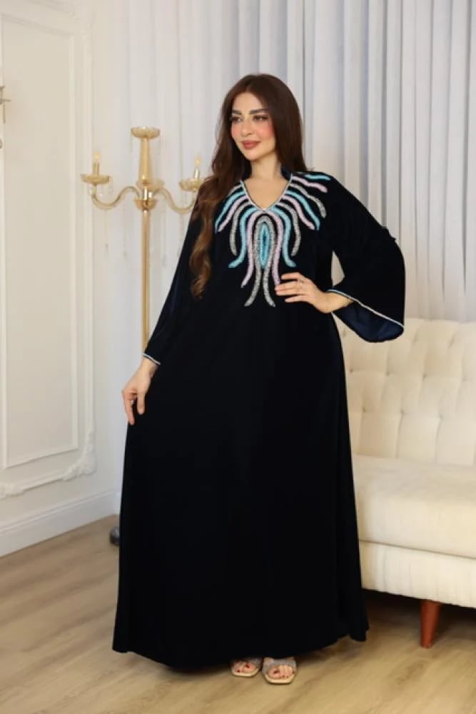 جلابيه مخمل بتطريز يدوي بالصدر