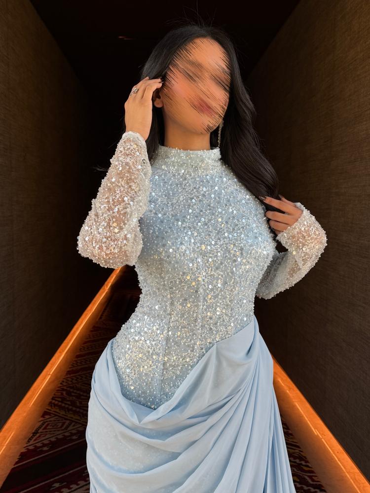 فستان سهرة بأكمام طويلة وانسدال جانبي