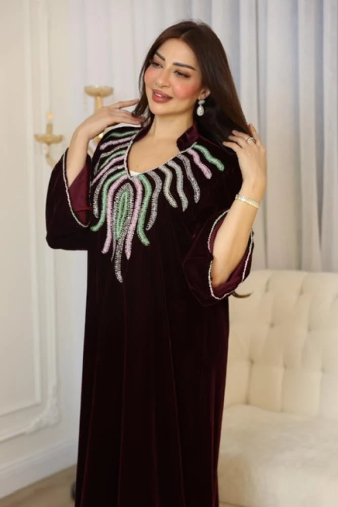 جلابيه مخمل بتطريز يدوي بالصدر