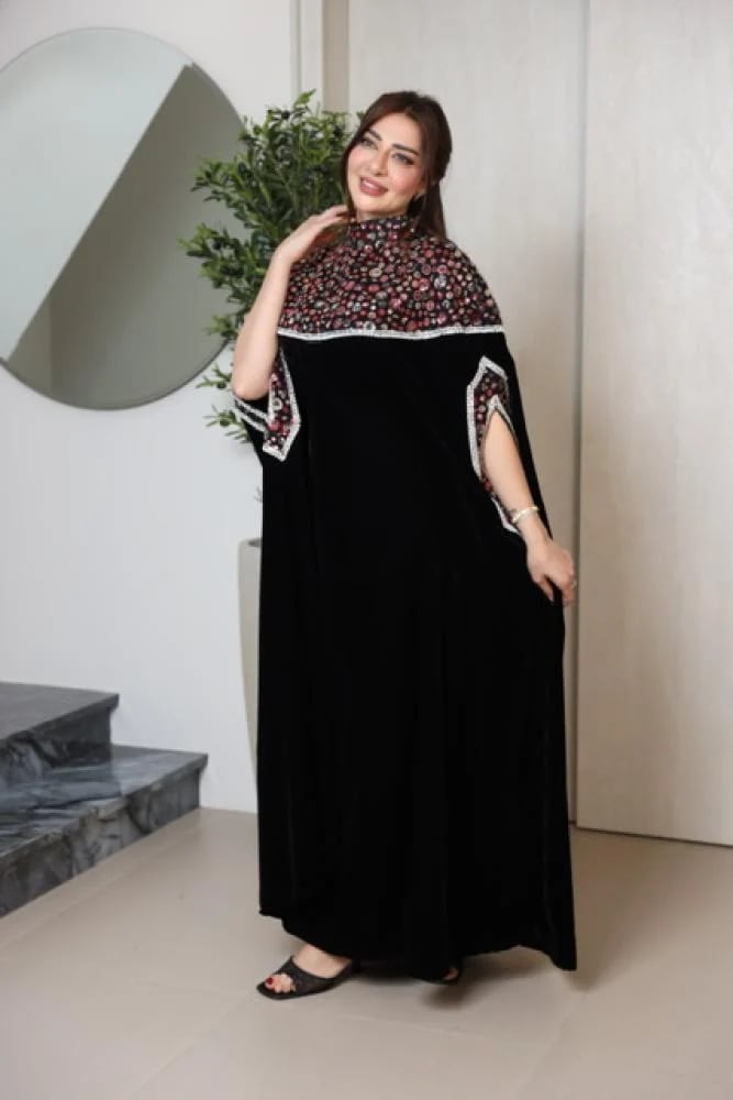 جلابية سوداء واسعة بصدر مزخرف