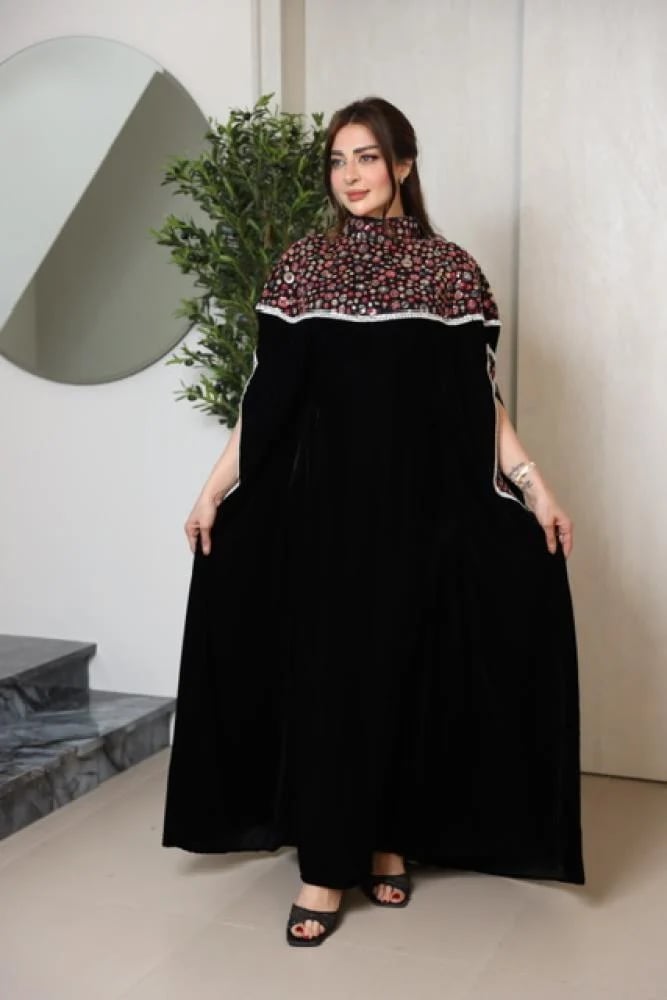 جلابية سوداء واسعة بصدر مزخرف