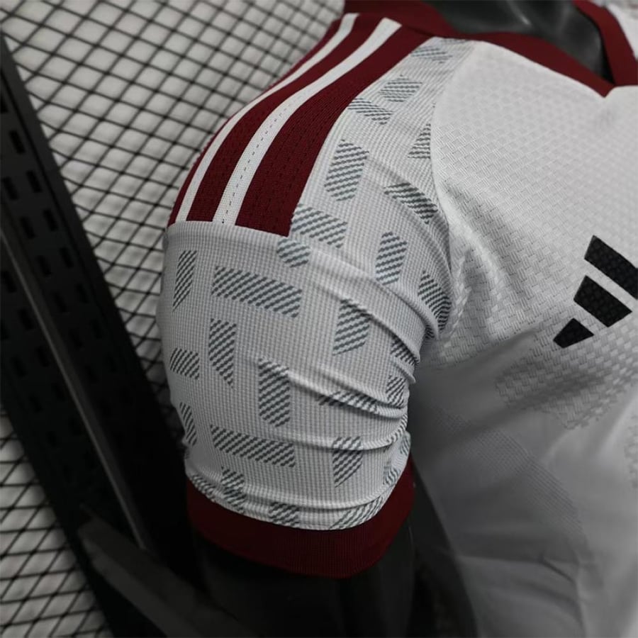 تيشيرت منتخب الإمارات الأساسي 2026
