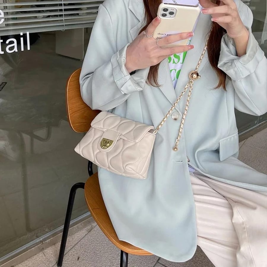 شنطة يد صغيرة مبطنة بحمالة سلسلة وتفصيل معدني ذهبي