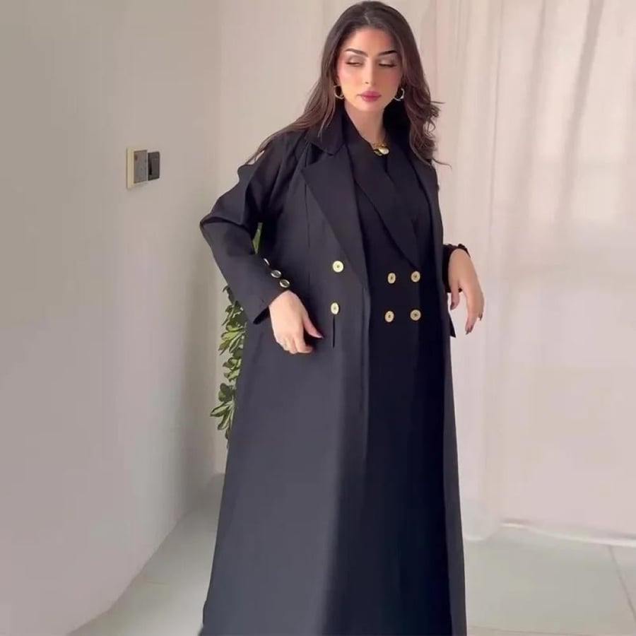 فستان نسائي أسود طويل بتصميم رسمي وأزرار مزدوجة من الأمام