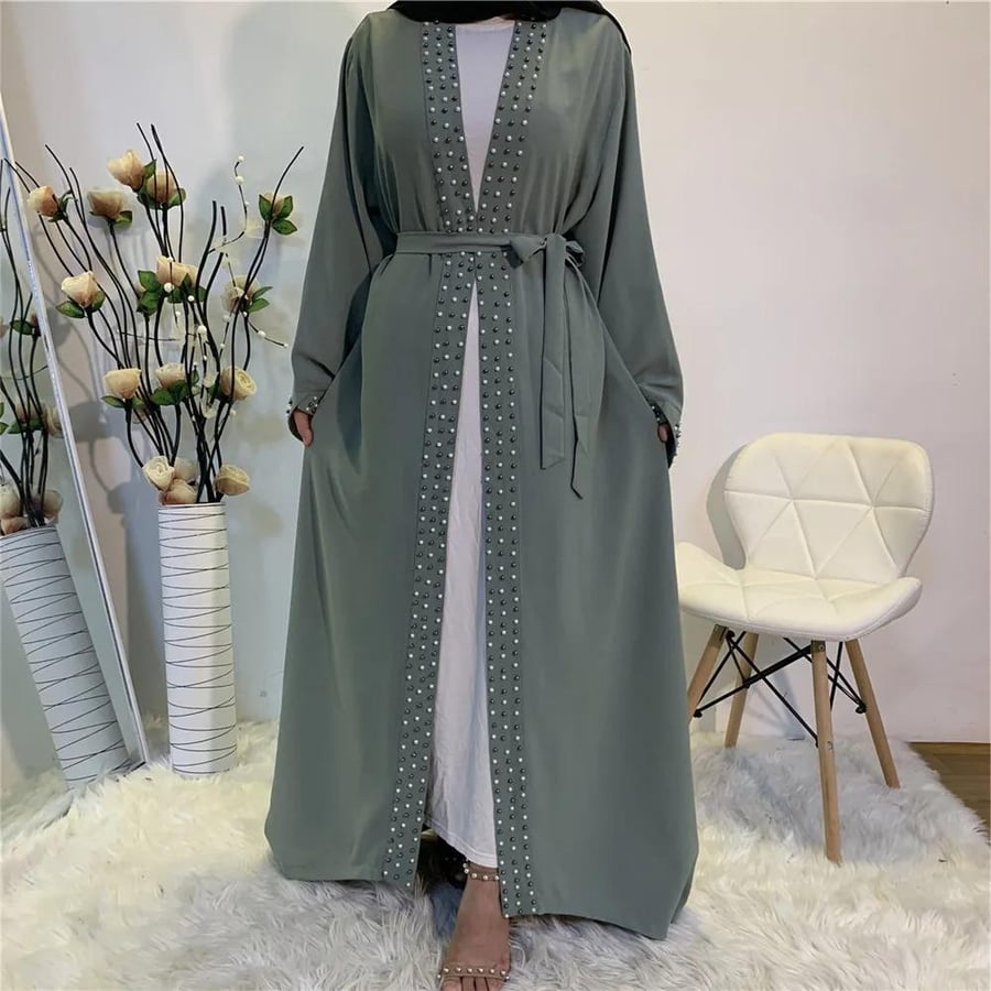 عباية نسائية أنيقة بلون أخضر زيتوني مع حزام وتطريز أمامي