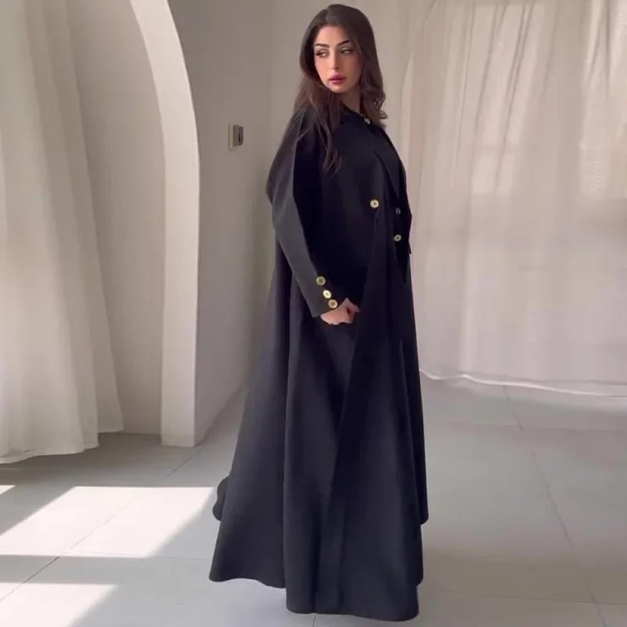 فستان نسائي طويل أسود بأزرار أمامية وأكمام طويلة