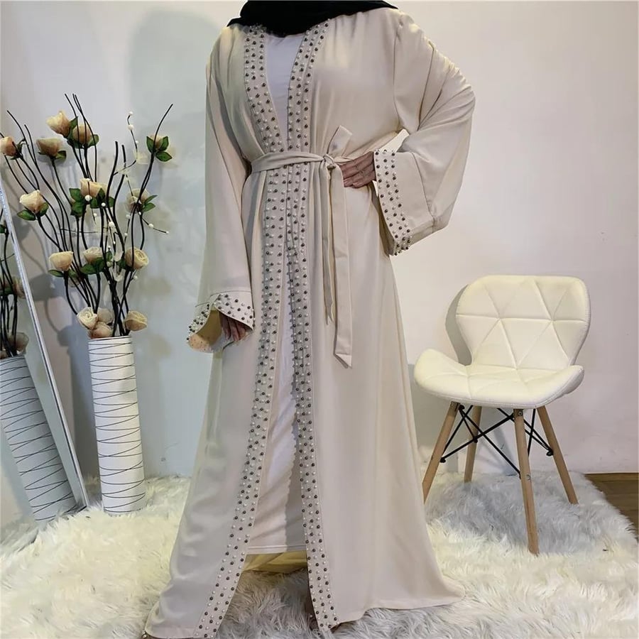 عباية نسائية بلون فاتح مزينة بحبات لؤلؤ وحزام خصر