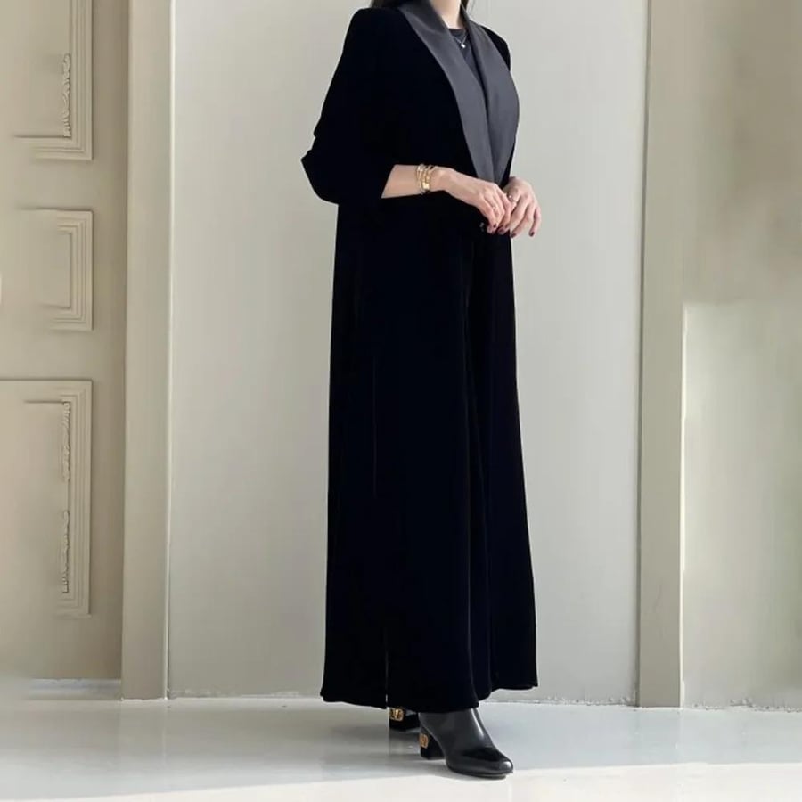 سترة نسائية أنيقة طويلة باللون الأسود