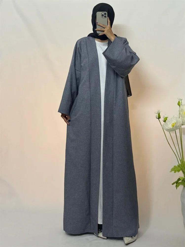 عباية أمامية مفتوحة باللون الرمادي الداكن على موديل واقفة