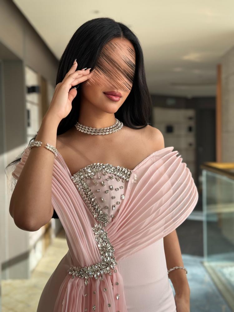 فستان وردي فاتح بتصميم مطوي وتفاصيل لامعة