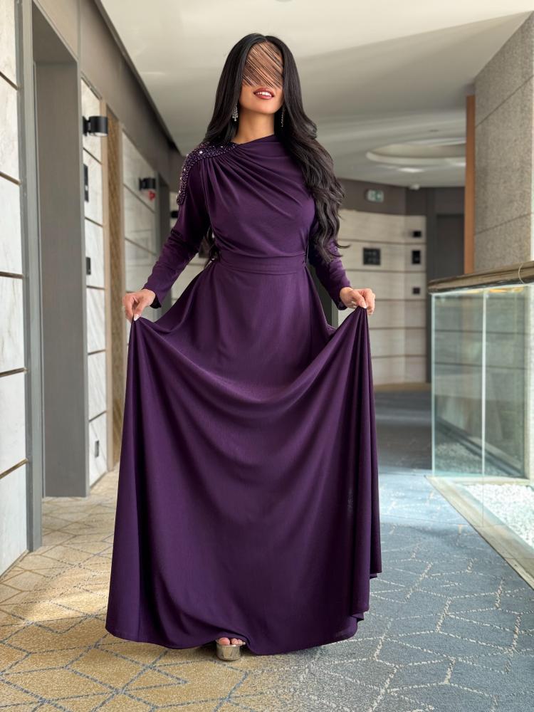 Elegant evening dress with long sleeves