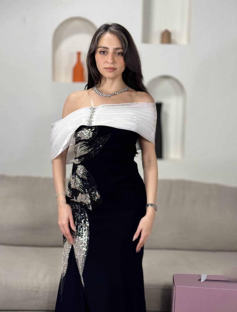فستان أسود وفضي بكتف مكشوف وشق أمامي