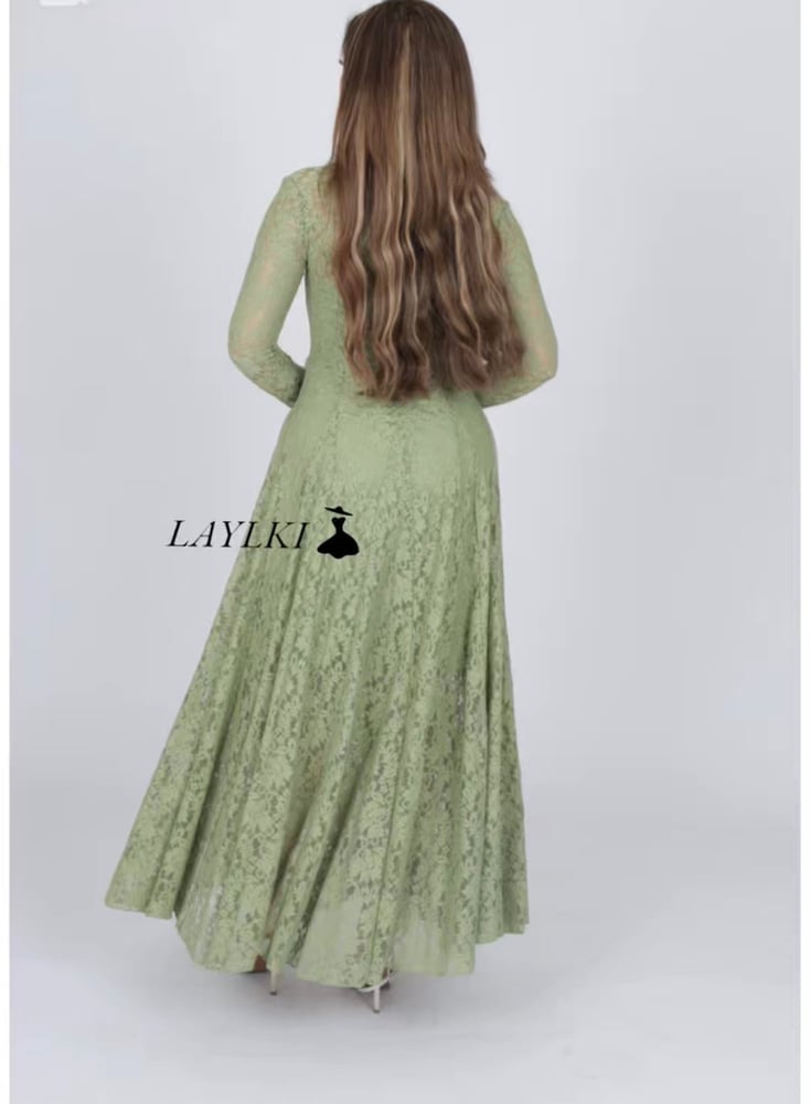 Elegant apple-colored lace dress with an A-Line cut