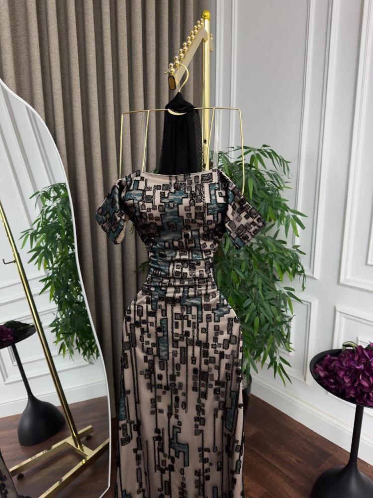 فستان سهرة نيود طويل مطرز بالخرز الأسود بقصة مستقيمة وأكتاف منسدلة| فستان اسيا 0163