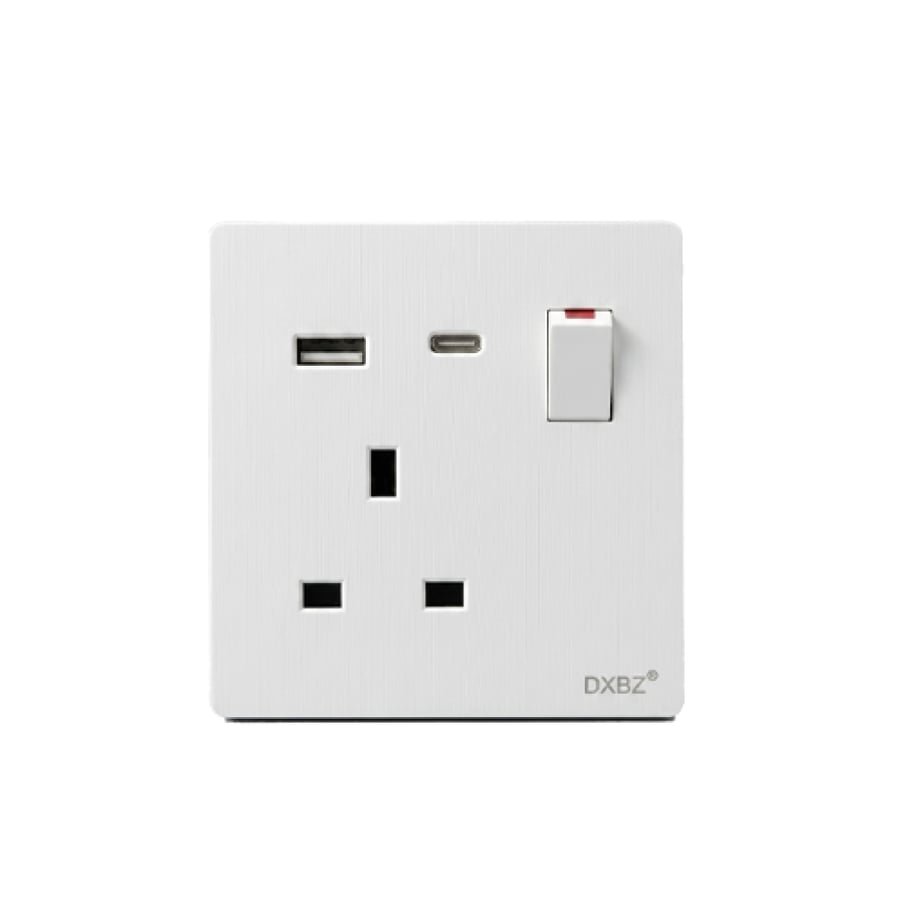 فيش ثلاثي بيانو 13 أمبير بمفتاح ومنافذ USB وType-C أبيض أو أسود مخشب | مؤسسة الخطوط الأربعة