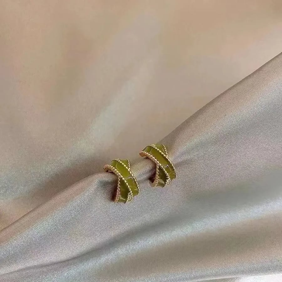 أقراط خضراء