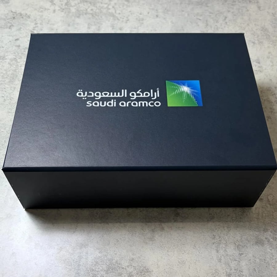 قطعتين من عينة النفط من شركة أرامكو السعودية
