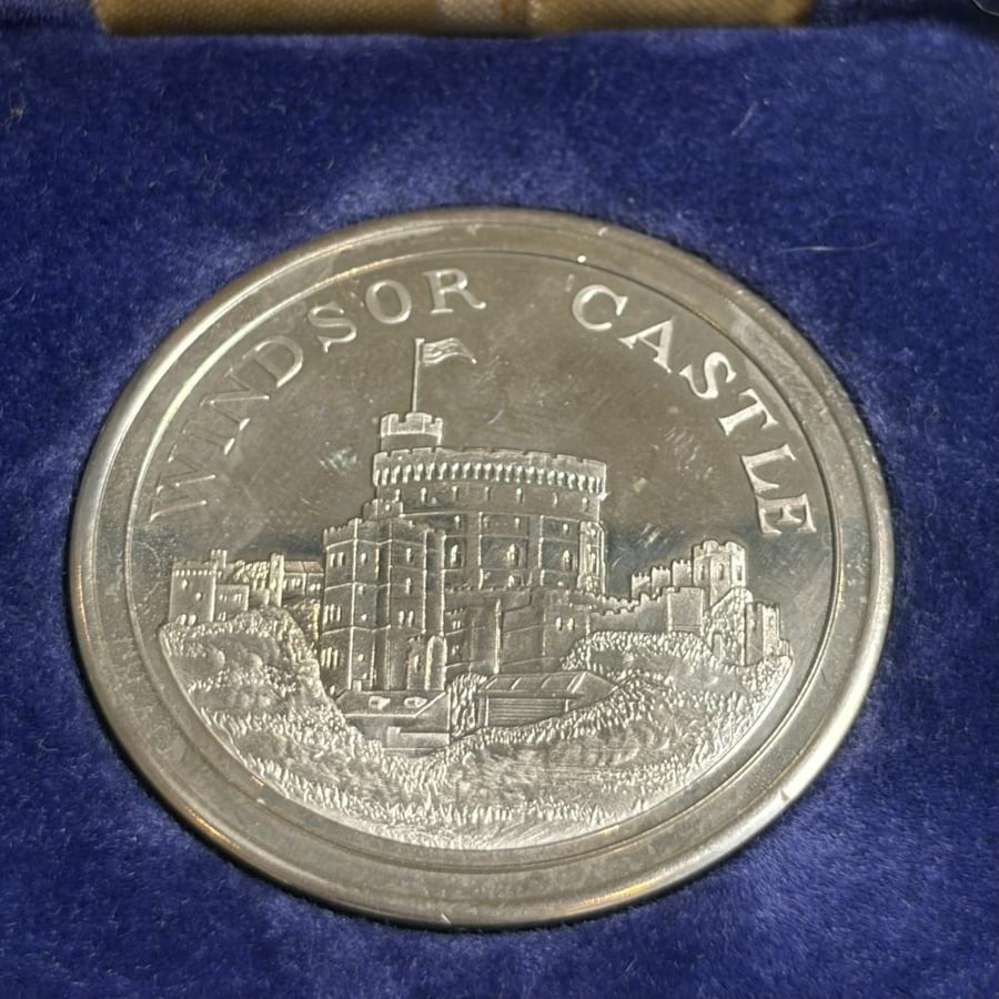 مسكوكة برج قلعة وندسور لندن بريطانيا 1982م مع علبتها الاصلية