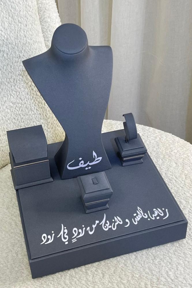 استاند الطقم باللون الرمادي