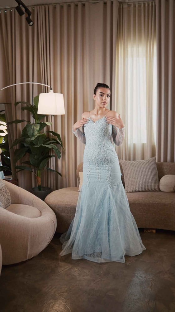 فستان سهرة أزرق سماوي طويل مطرز بأكمام شفافة