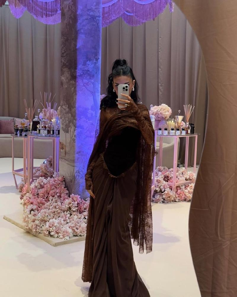 سهرة بني غامق بكاب دانتيل فاخر وقصة ناعمة بثنيات على الخصر