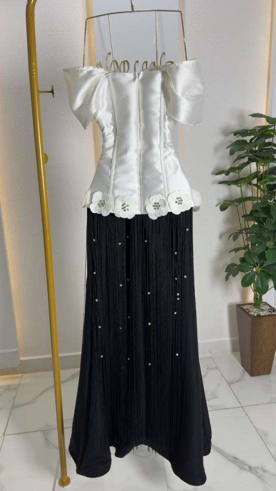 كورسيه ابيض مطرز لؤلؤ مع تنورة سوداء فاخرة Pearl Corset Dress Look