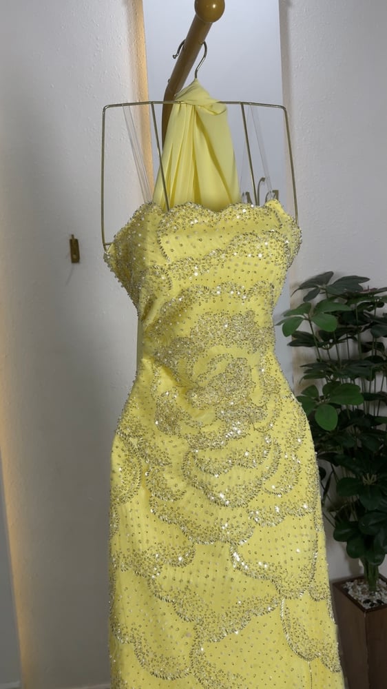 فستان سهرة اصفر راقي مع شال فاخر yellow classy evening dress with