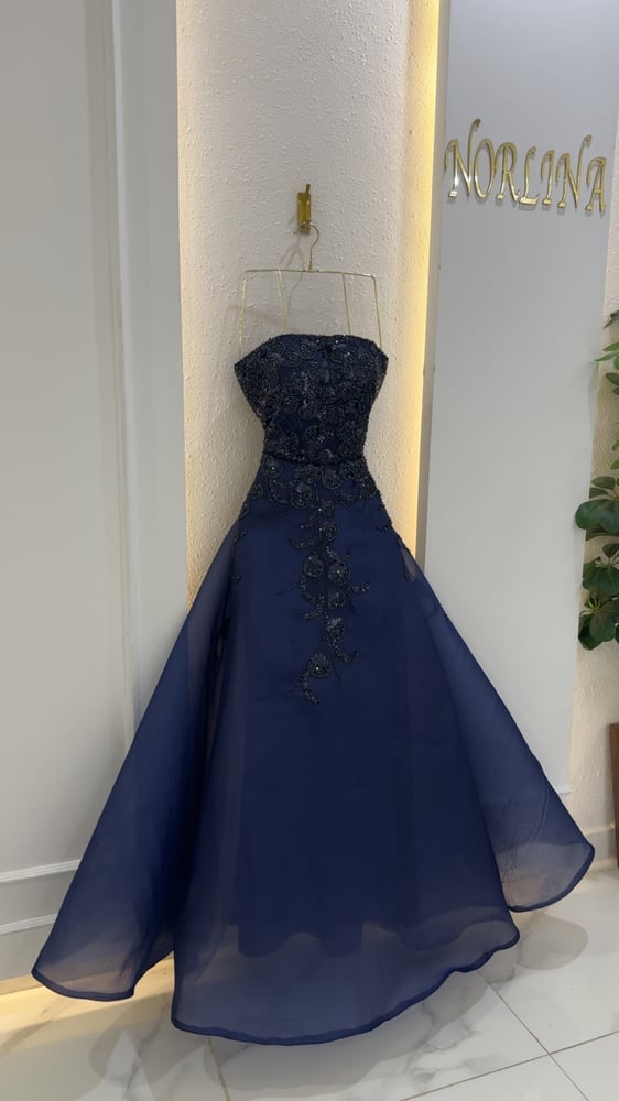 فستان كحلي منفوش Navy Ball Gown بتصميم ملكي أنيق للسهرات