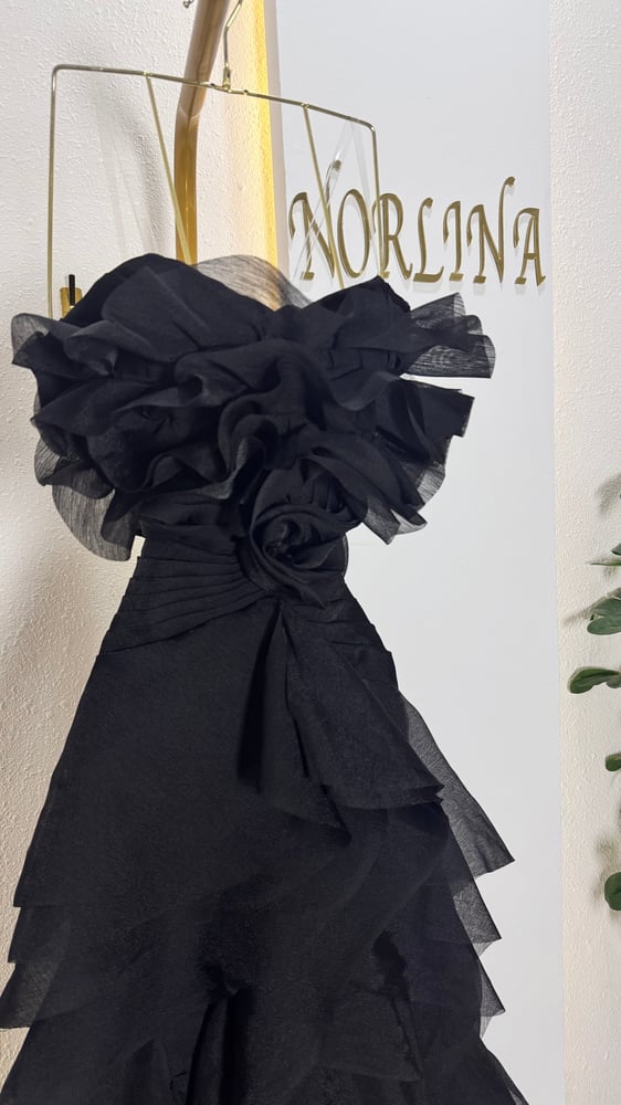 فستان اورجنزا اسود كشكش طبقات ناعم Black layered ruffle organza dr