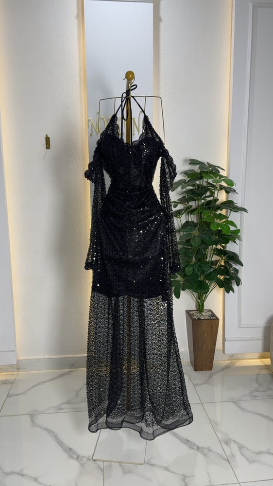 اطلالة انيقة بفستان دانتيل اسود Elegant black lace evening outfit