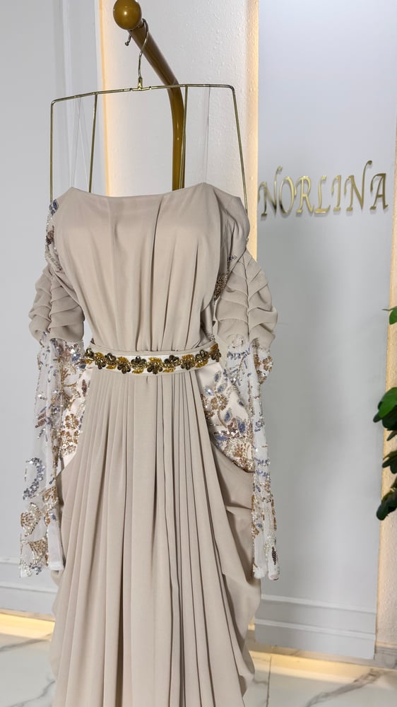 اطلالة ناعمة فستان بحزام ذهبي مطرز Soft elegant embroidered belt d