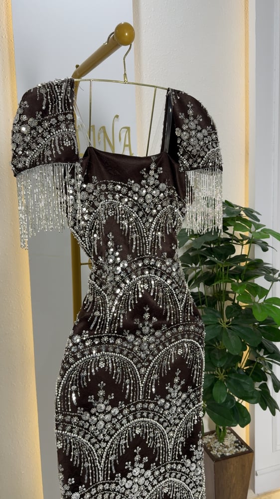 فستان سهرة بني evening dress فاخر بتطريز لامع تصميم انثوي جذاب
