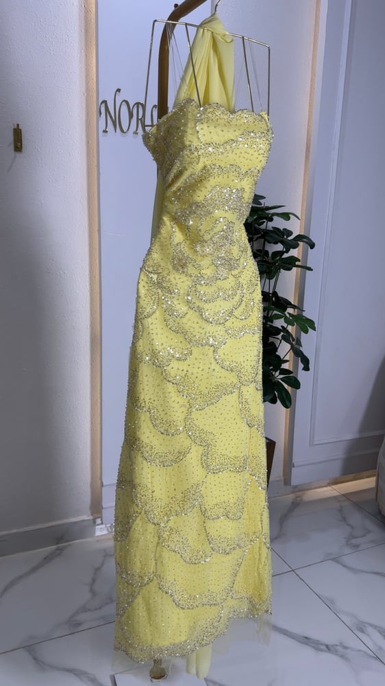 فستان سهرة اصفر فاخر مطرز تصميم انثوي elegant yellow evening dress