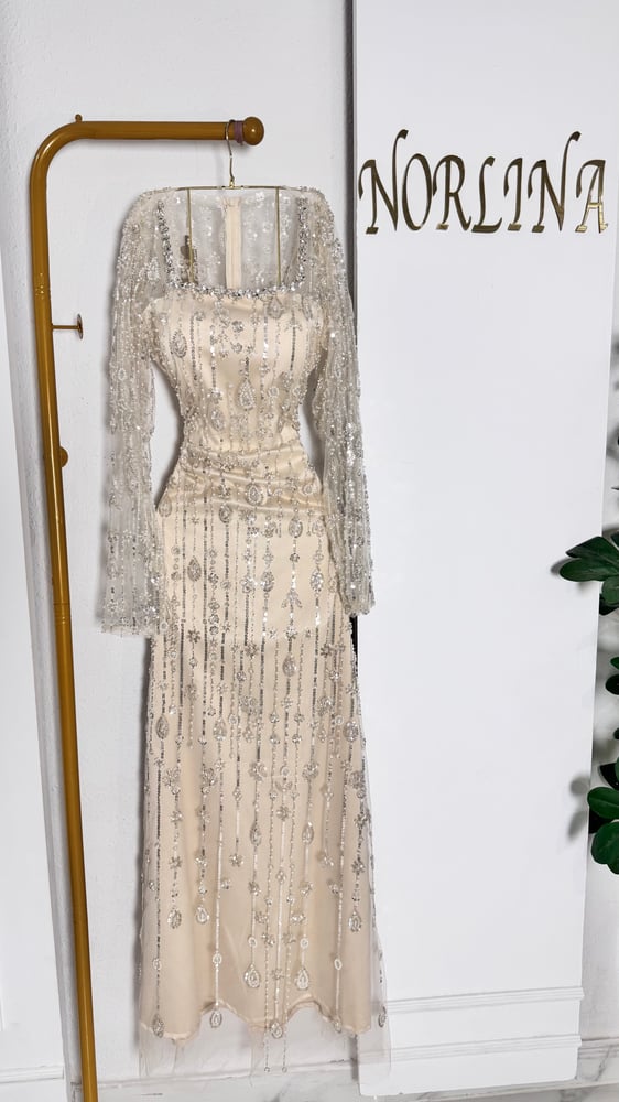 تفاصيل Embroidery Details على فستان سهرة فخم لمظهر جذاب