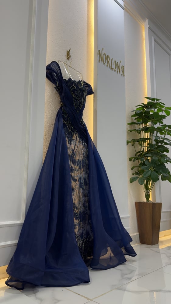 اطلالة ملكية بفستان نورلينا كحلي مع تطريز فاخر royal look norlina