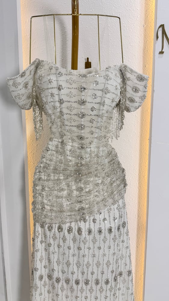 فستان ابيض انثوي راقي elegant white gown premium fashion look