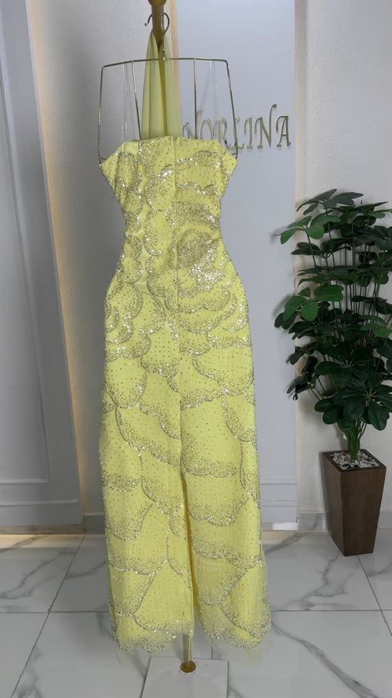 فستان حفلات اصفر بتطريز لامع تصميم راقي yellow embroidered evening