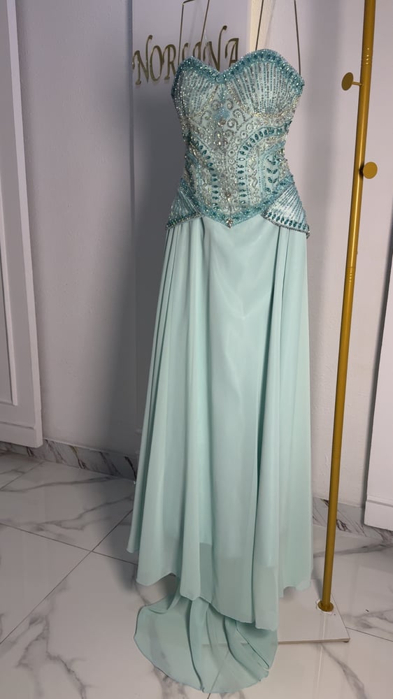 فستان سماوي بكورسيه مطرزه يدوي كرستال