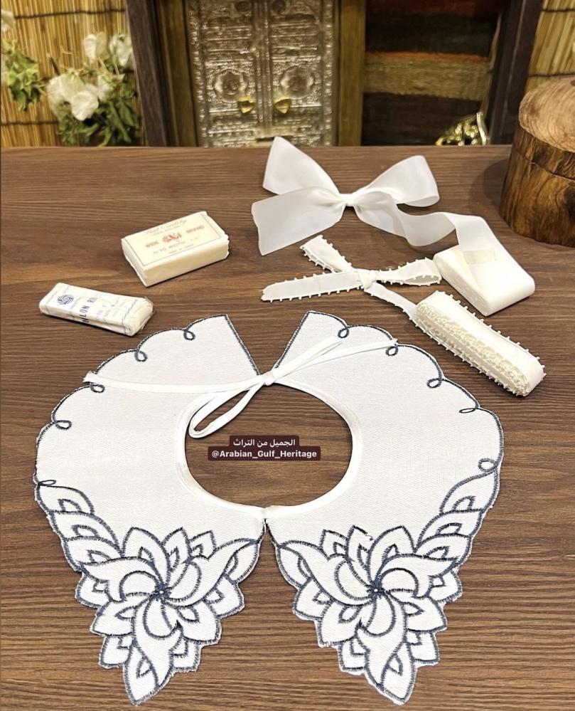 A set consisting of a dome and two types of white hair styling bands, old and stored, were among the essentials of school fashion for girls in the past. Made in Taiwan. (The set contains one piece of each type of band)