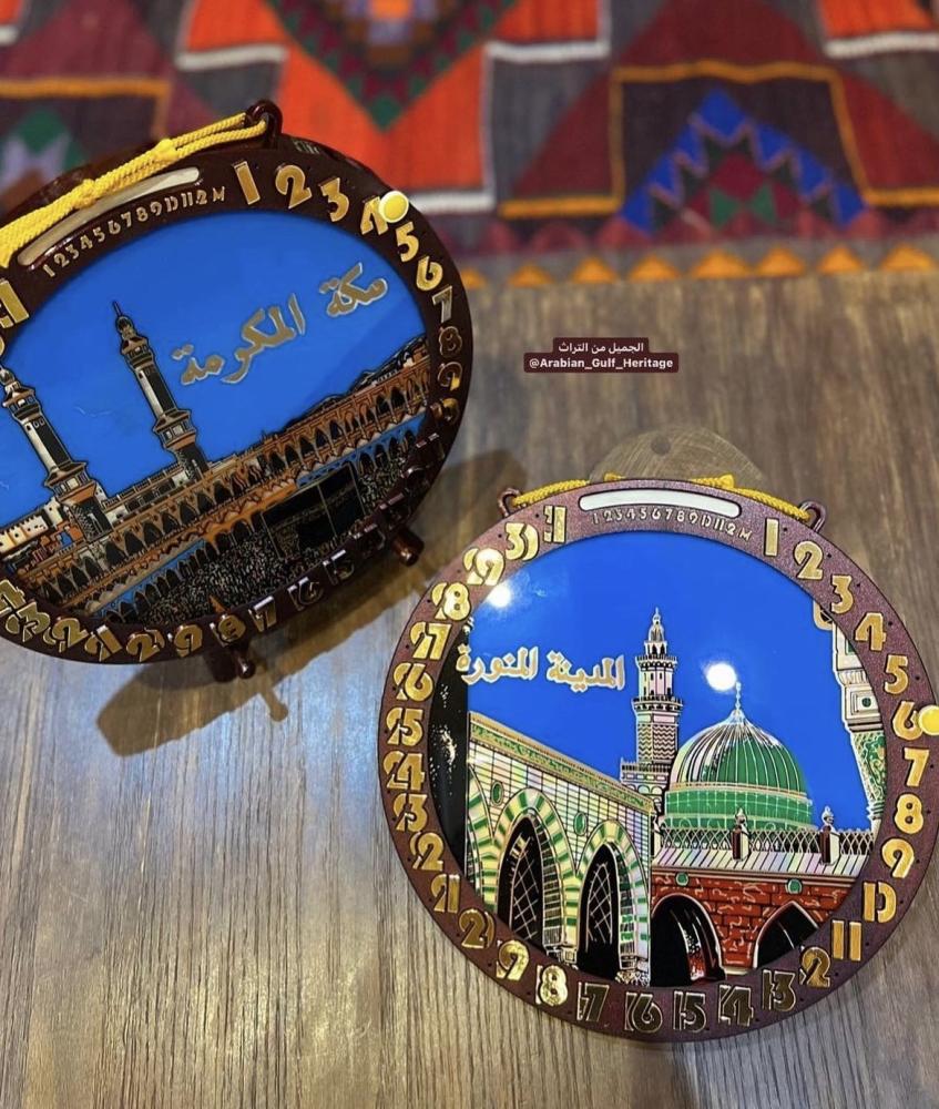A rare wall hanging with a manual calendar showing months and days, the days are changed with the "yellow pin" visible in the pictures, and inside the calendar, there is a picture of the Masjid al-Haram or the Prophet's Mosque, old stored in cardboard, ma