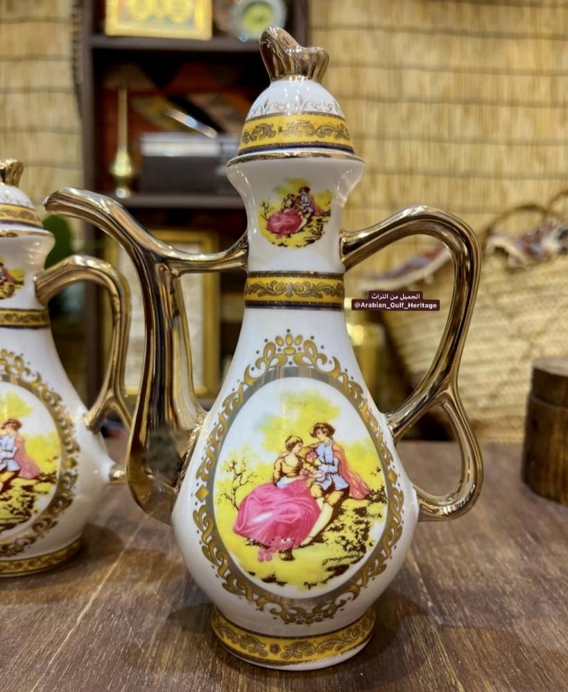 A set consisting of two pitchers of different sizes with the famous picture of 'Romeo and Juliet' on both sides, the large size is 22 cm tall and the small size is 18 cm tall, considered a distinguished collectible.