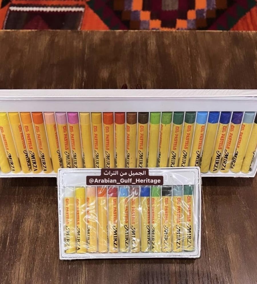 Two old coloring boxes in two different sizes imported from Mirza, old stored with excellent storage, not used, made in Taiwan (Note: price for everyone)