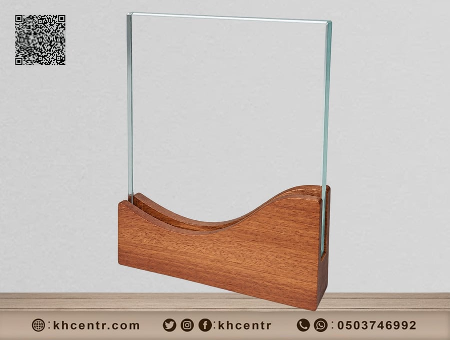 درع زجاجي بقاعدة خشبية موديل 11002 مقاس 15×18/1.5