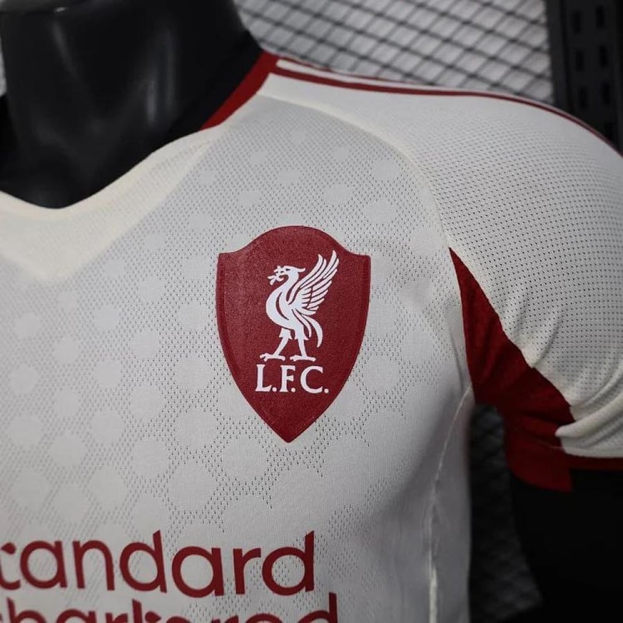 تي شيرت ليفربول الأبيض فئة اللاعبين 2026/25