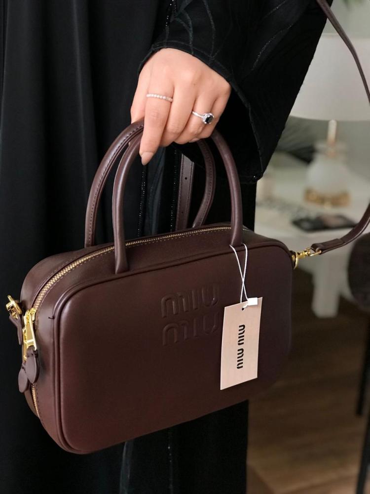 حقيبة ميو ميو وسط  بني محروق