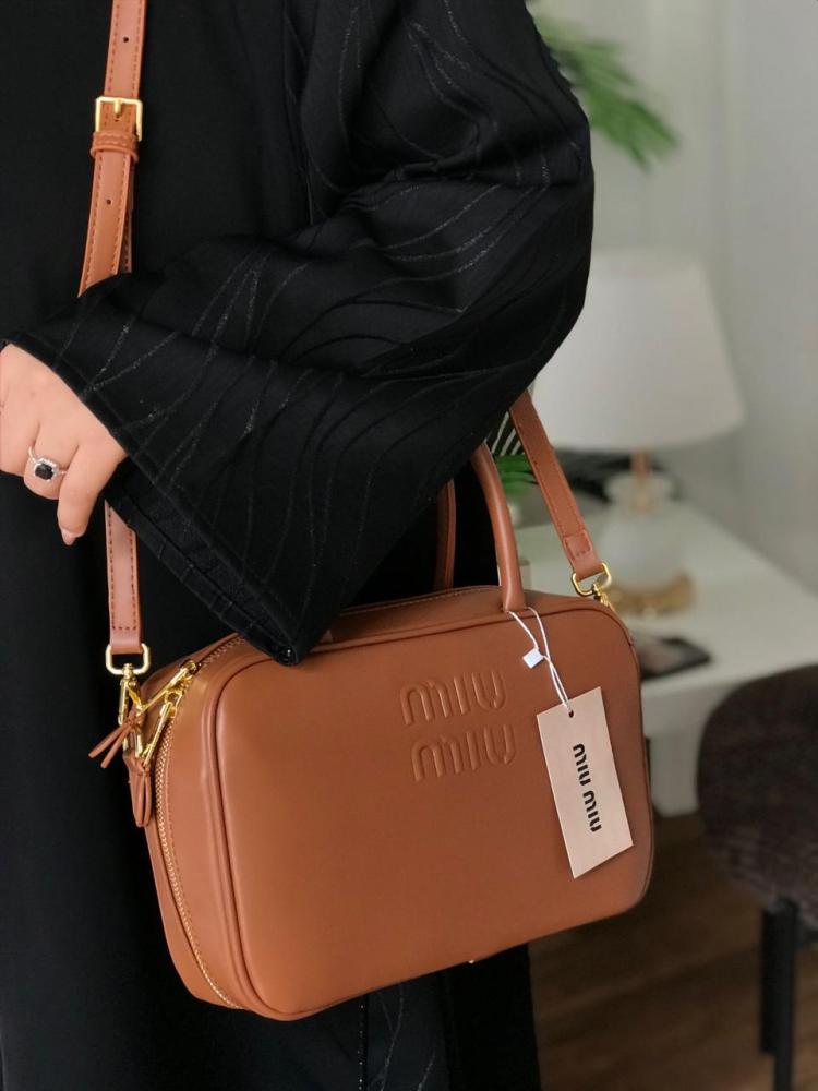 حقيبة ميو ميو وسط جملي